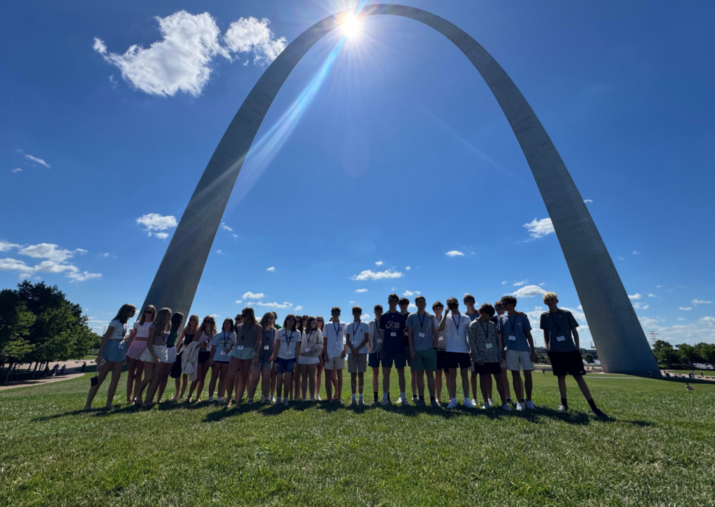 students in front of the st. louis arch