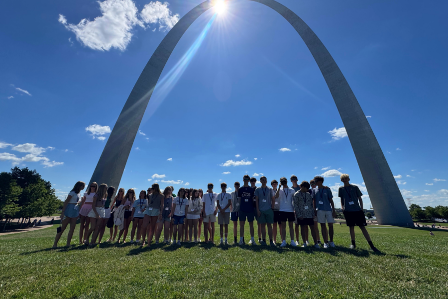 students in front of the st. louis arch